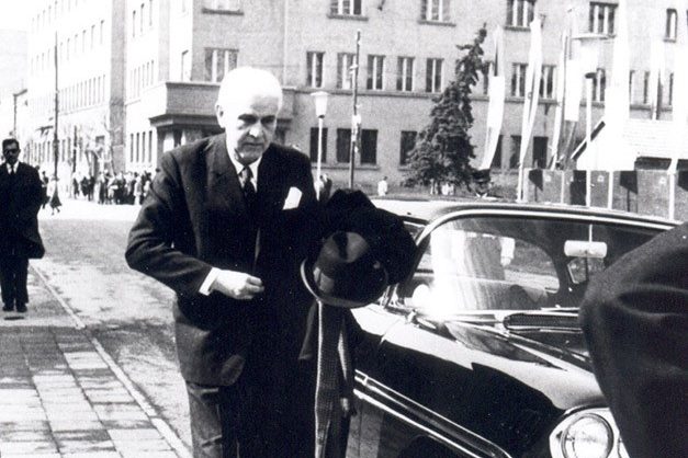 1. Pavle Beljanski ispred SZPB, 1963. godine