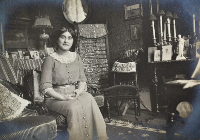 1-Olivera-Kovacevic,-oko-1910,-porodicna-zaostavstina