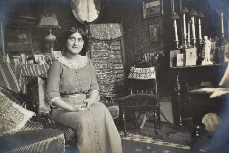 1-Olivera-Kovacevic,-oko-1910,-porodicna-zaostavstina