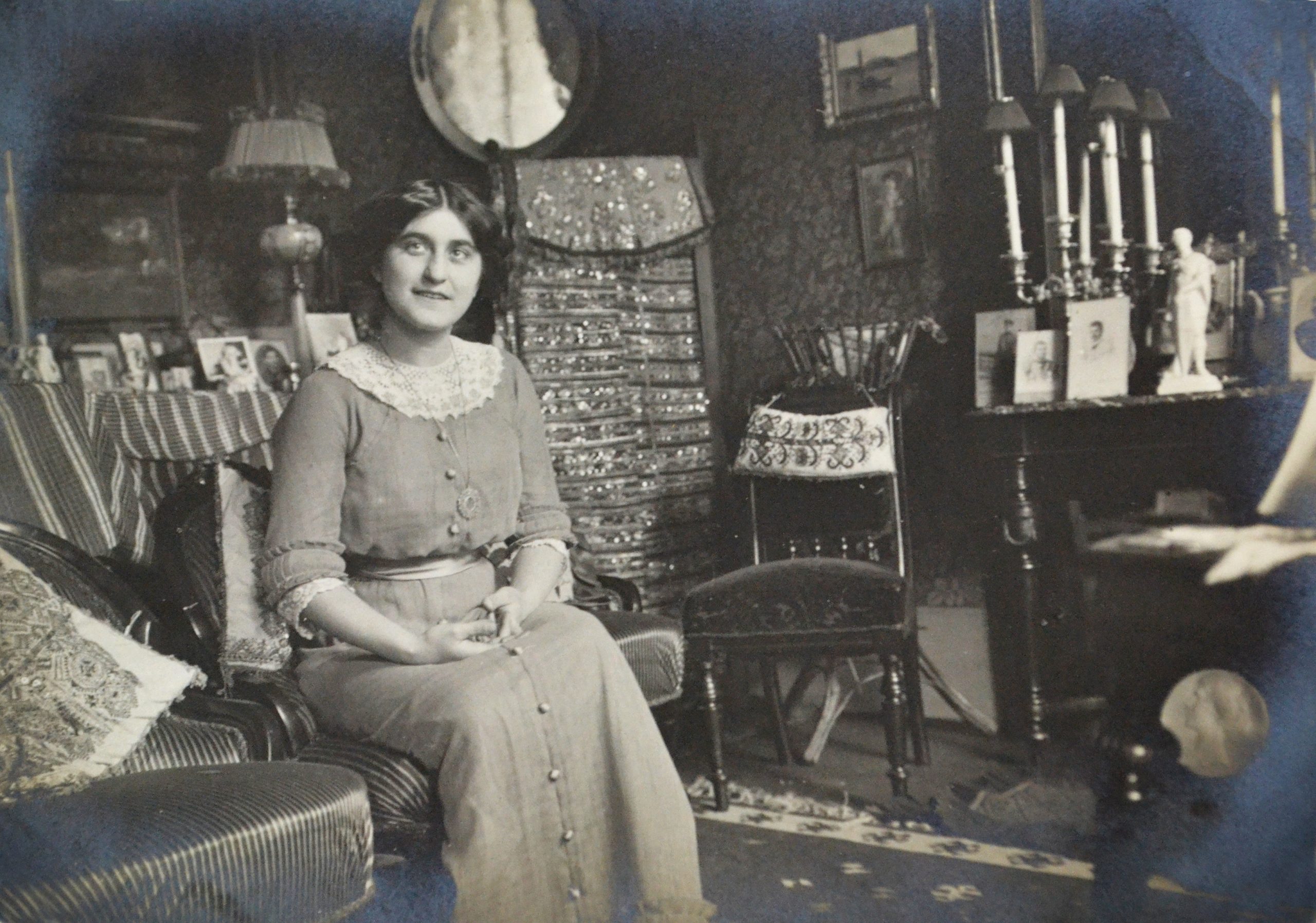 1-Olivera-Kovacevic,-oko-1910,-porodicna-zaostavstina