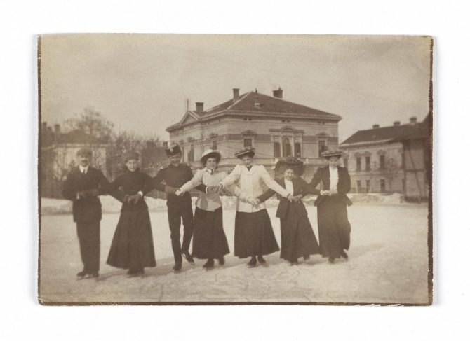2.-Vidosava-(u-sredini),-sa-prijateljima-na-klizalistu,-1909,-porodicna-zaostavstina