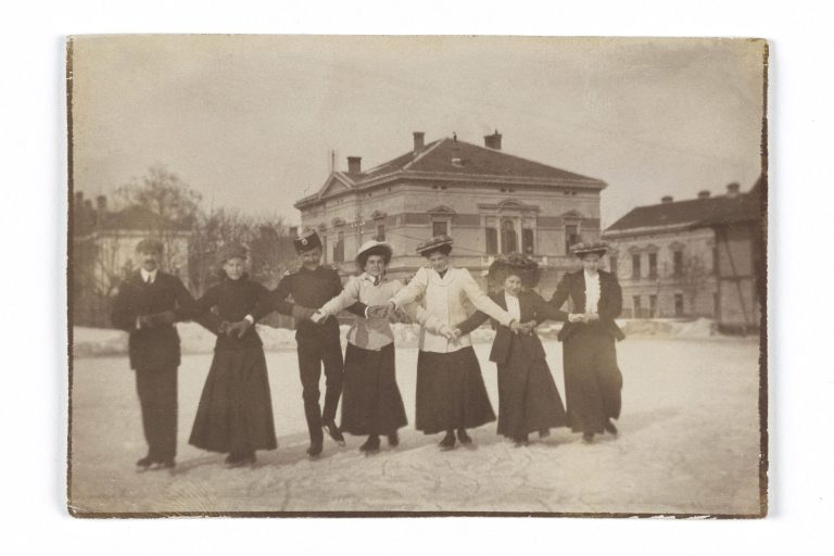 2.-Vidosava-(u-sredini),-sa-prijateljima-na-klizalistu,-1909,-porodicna-zaostavstina